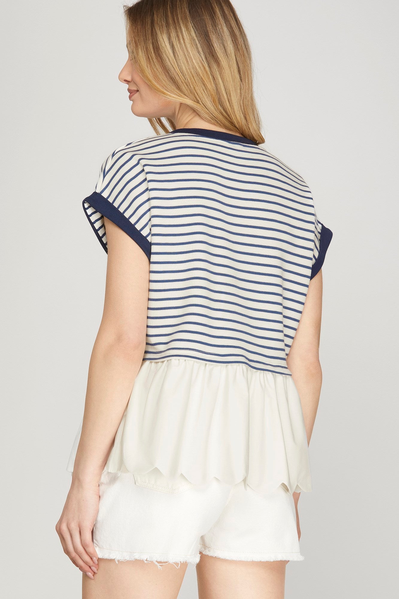 Short sleeve knit top with woven scallop hem