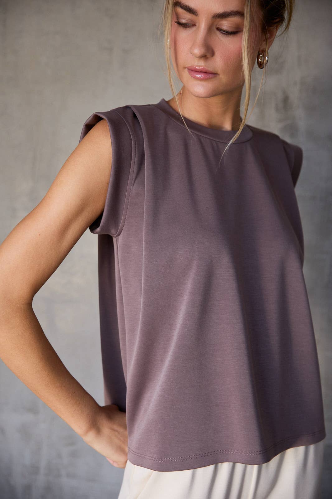 CREW NECK TUCKED SHOULDER FOLDED BAND SLEEVE TOP