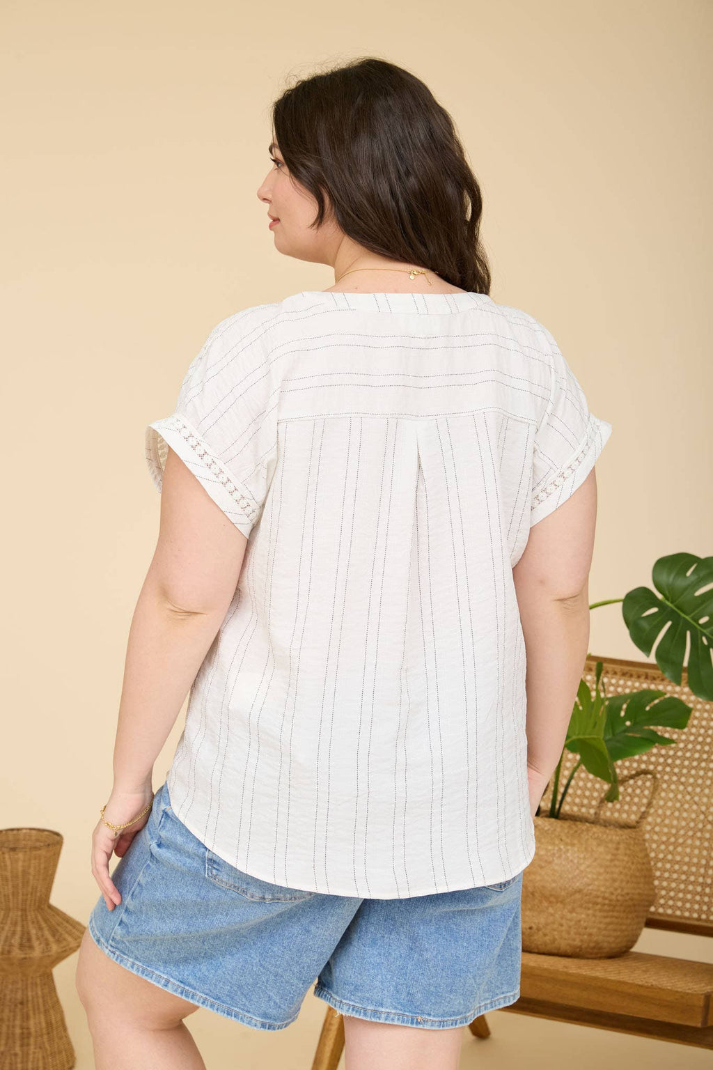 CURVY TEXTURED WOVEN PATTERN LINE LACE DETAIL TOP
