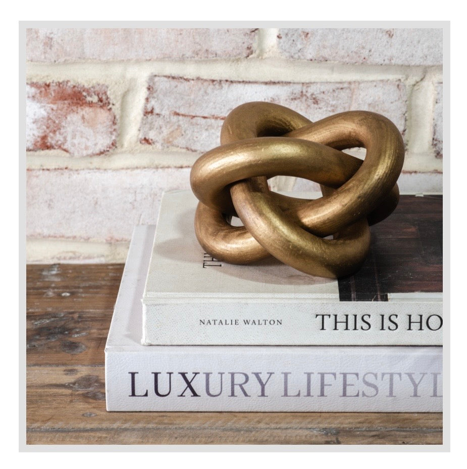 LINKED GOLD WOOD KNOT DECOR