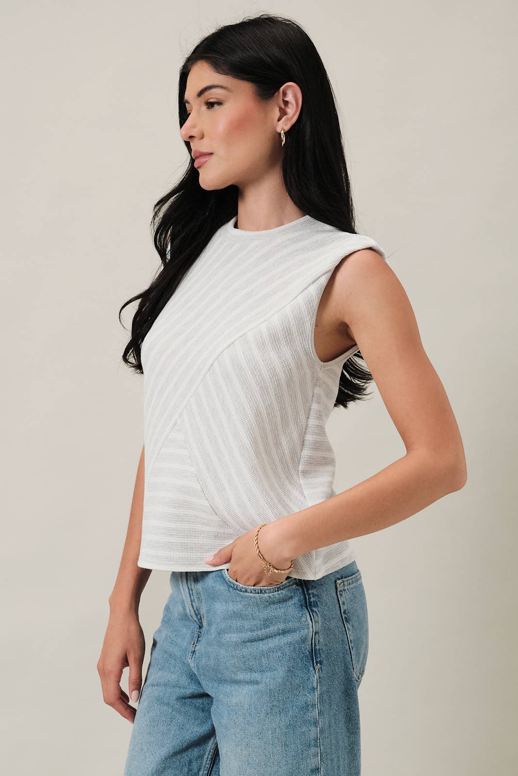 CREW NECK SLEEVELESS DIAGONAL PANEL STRIPE TOP