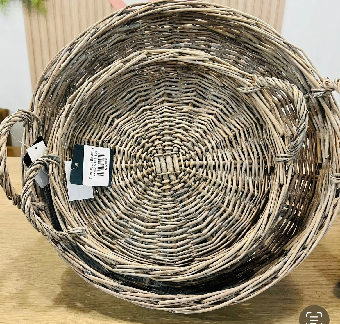 SM ROUND WILLOW TRAY W/ HANDLES