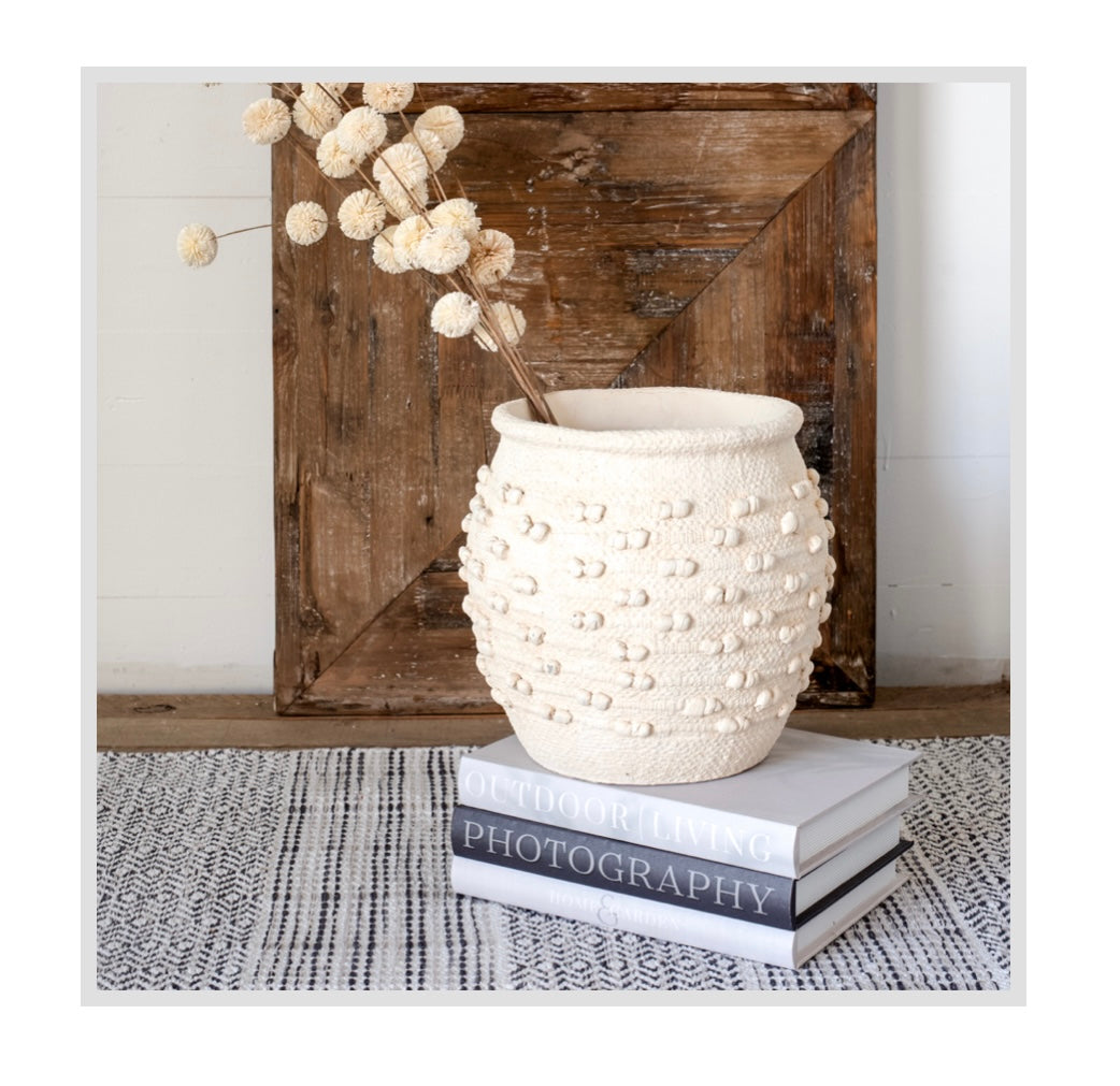OFF WHITE KNOT VASE