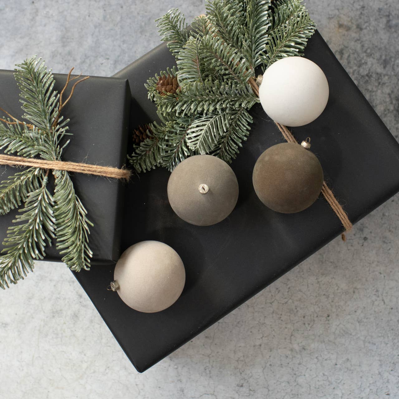 SET/ 4 - 3.25" GREY FLOCKED BALLS