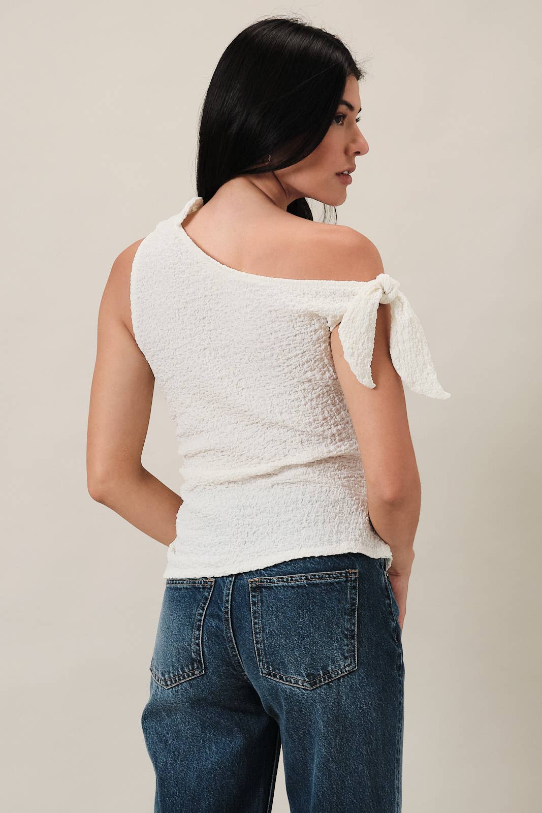 ONE SHOULDER OFF TIE SHOULDER SIDE RUCHED TEXTURED KNIT TOP