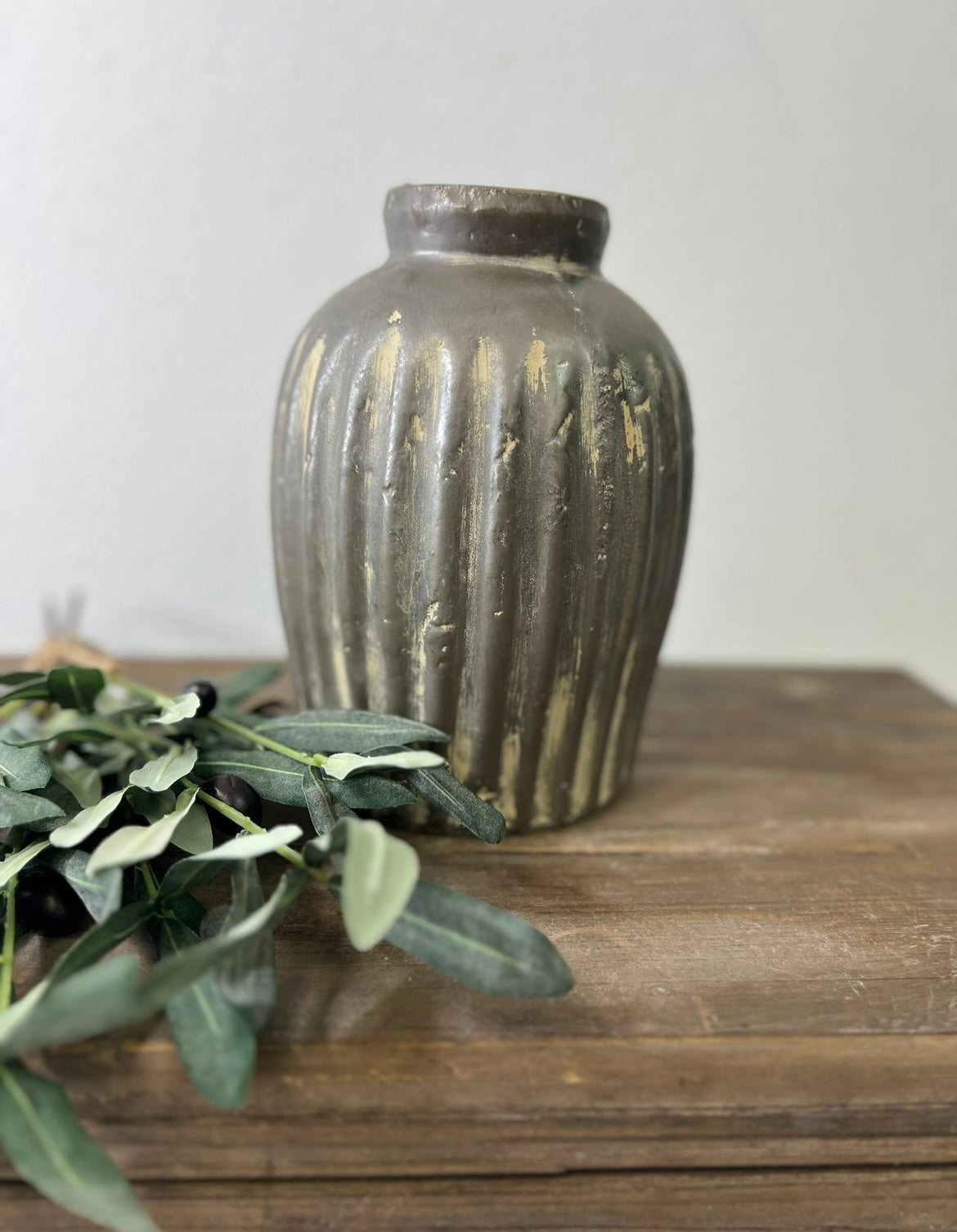 GRAY RIDGED VASE