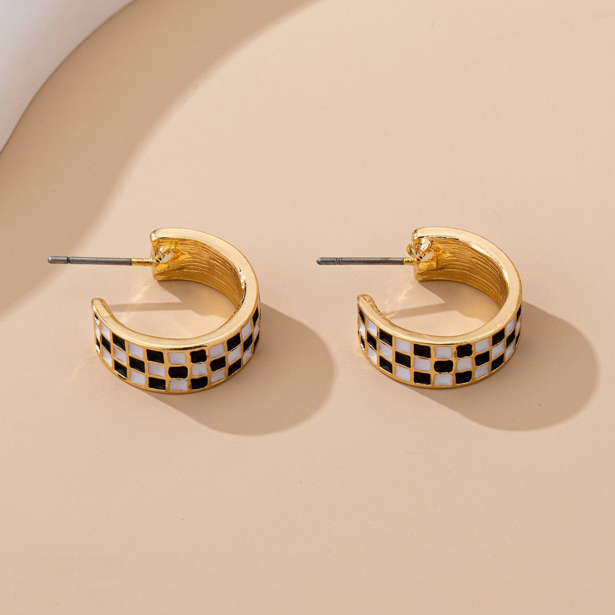 CHECKER HUGGIE HOOP EARRINGS