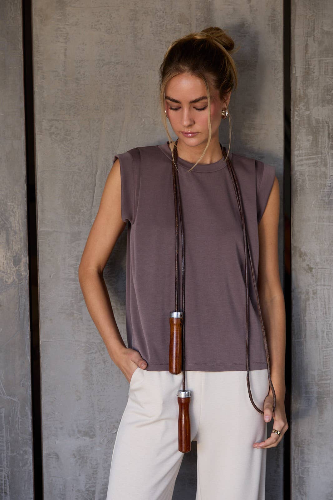 CREW NECK TUCKED SHOULDER FOLDED BAND SLEEVE TOP