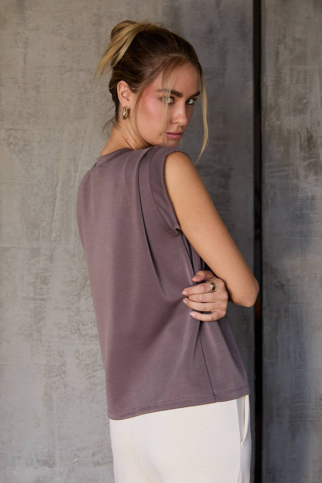 CREW NECK TUCKED SHOULDER FOLDED BAND SLEEVE TOP