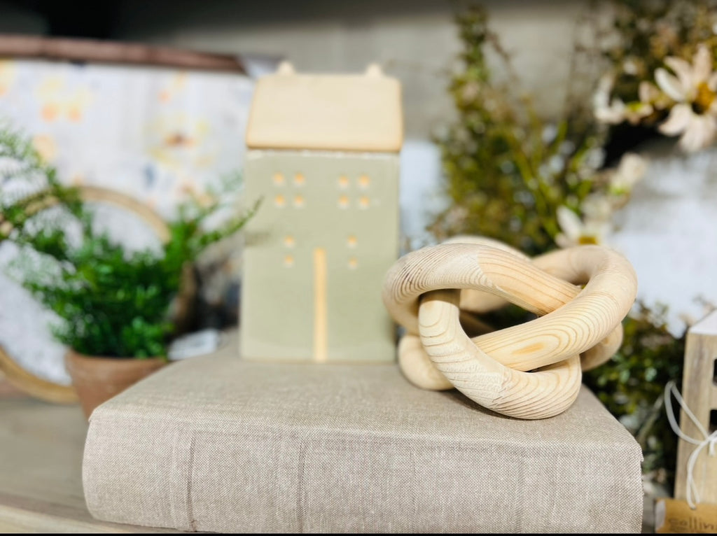 LINKED WOOD KNOT DECOR