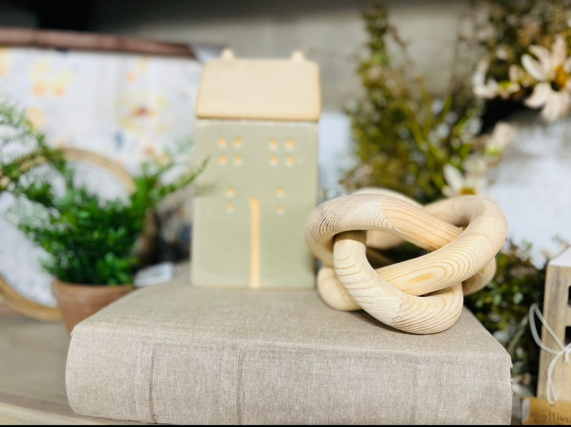 LINKED WOOD KNOT DECOR