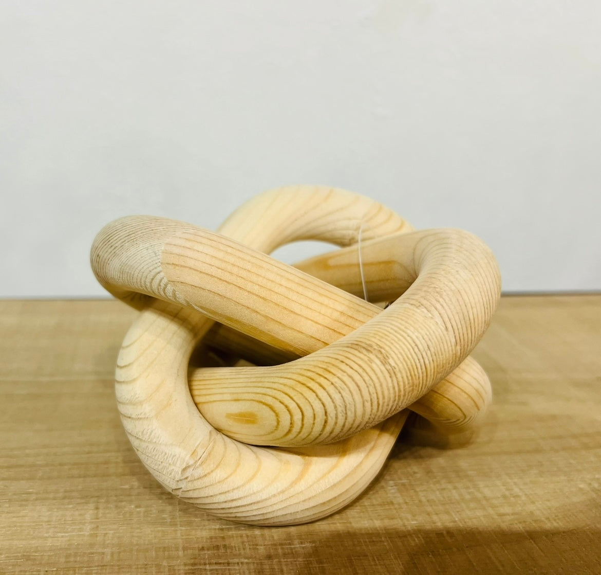 LINKED WOOD KNOT DECOR