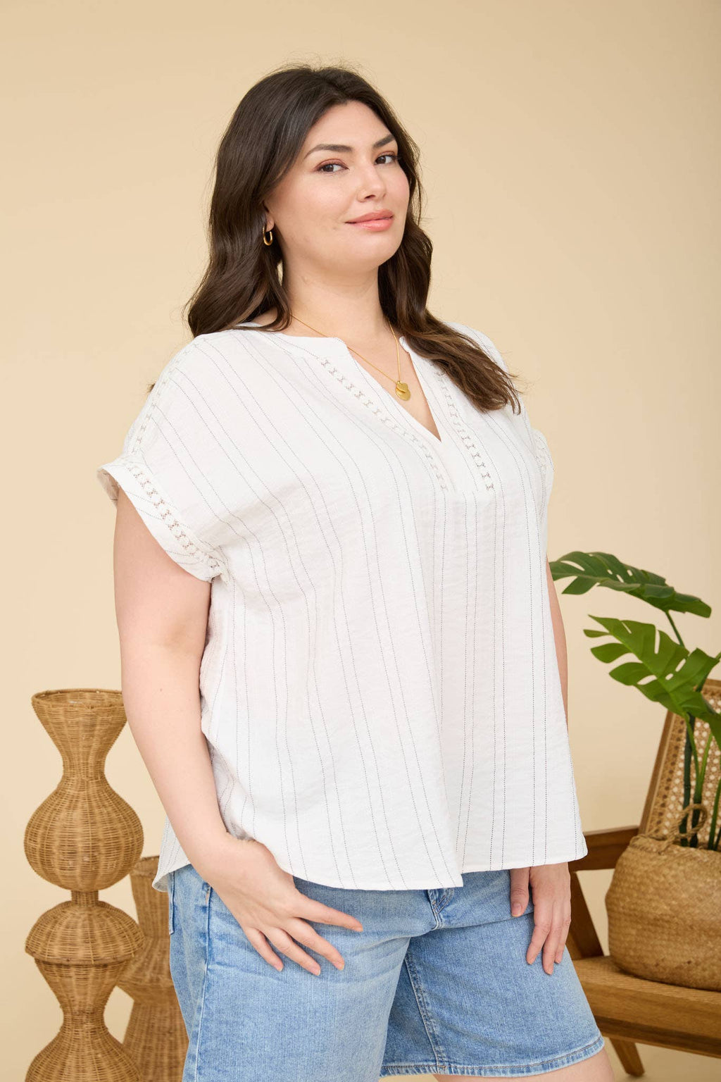 CURVY TEXTURED WOVEN PATTERN LINE LACE DETAIL TOP