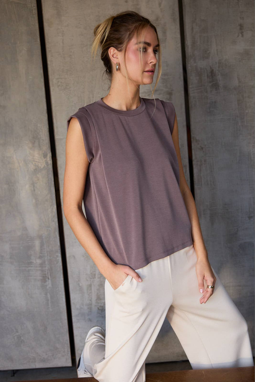 CREW NECK TUCKED SHOULDER FOLDED BAND SLEEVE TOP
