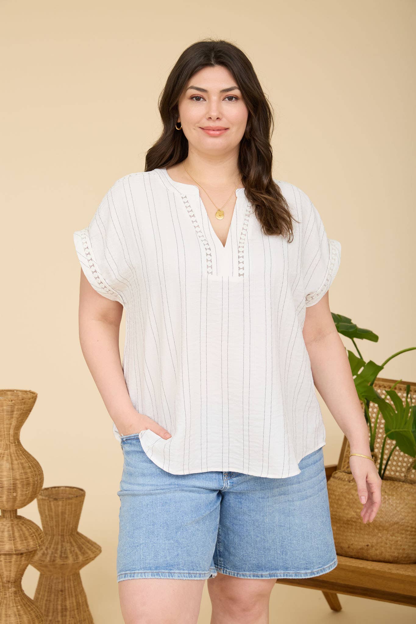 CURVY TEXTURED WOVEN PATTERN LINE LACE DETAIL TOP