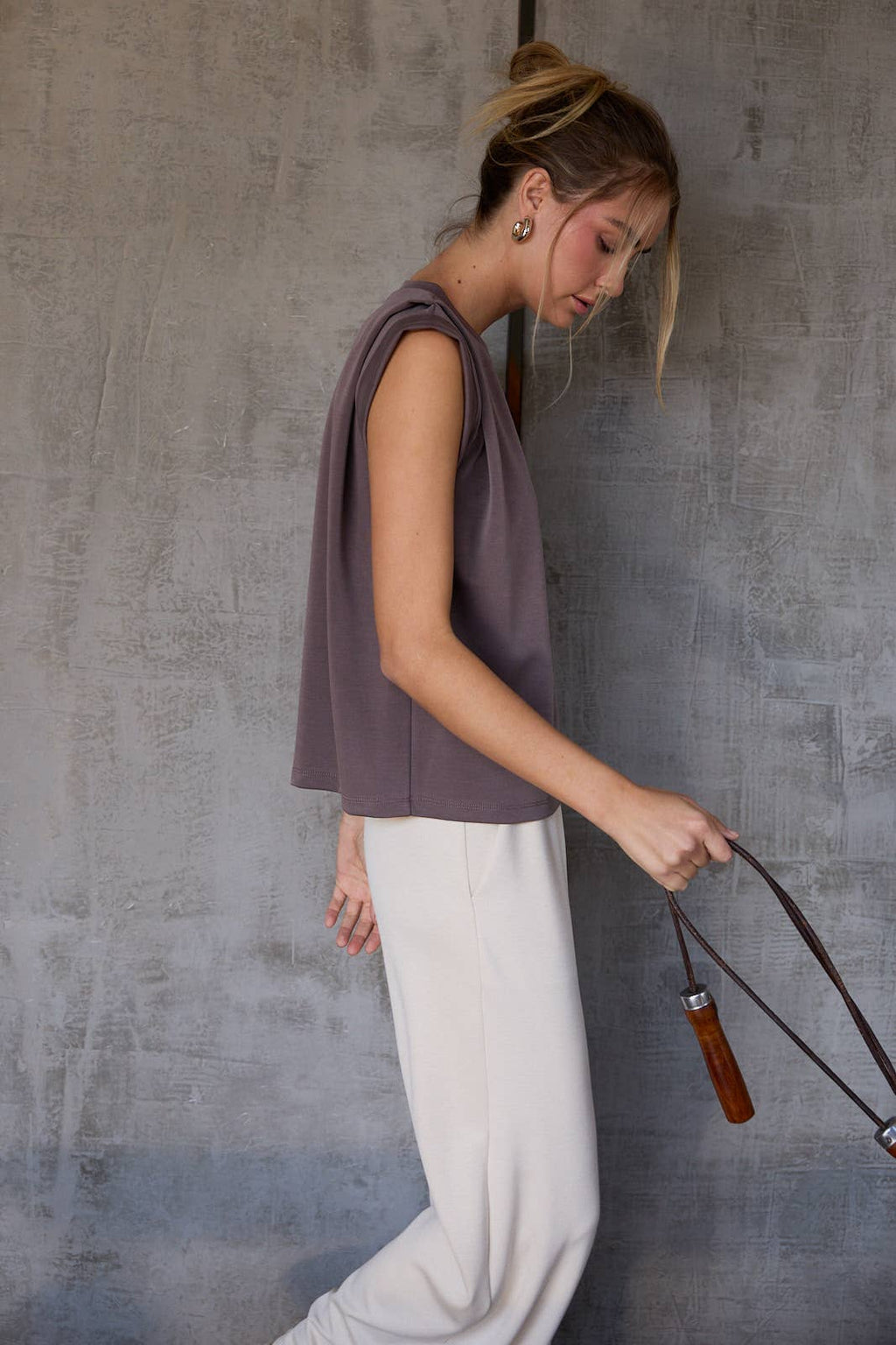 CREW NECK TUCKED SHOULDER FOLDED BAND SLEEVE TOP