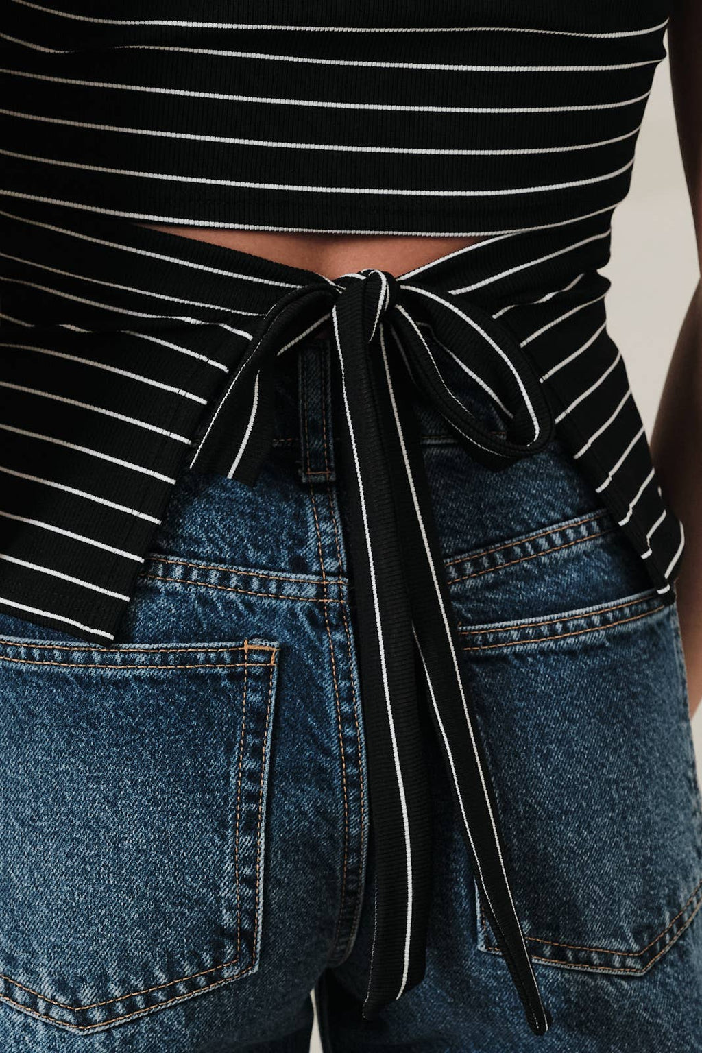 BOAT NECK FRONT SIDE RUCHING BACK RIBBON TIE DETAIL TOP