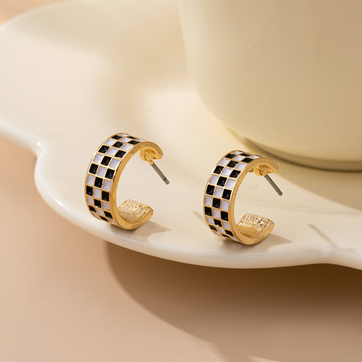 CHECKER HUGGIE HOOP EARRINGS